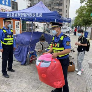 市民出院難回家 潁東城管暖心護(hù)航有溫度